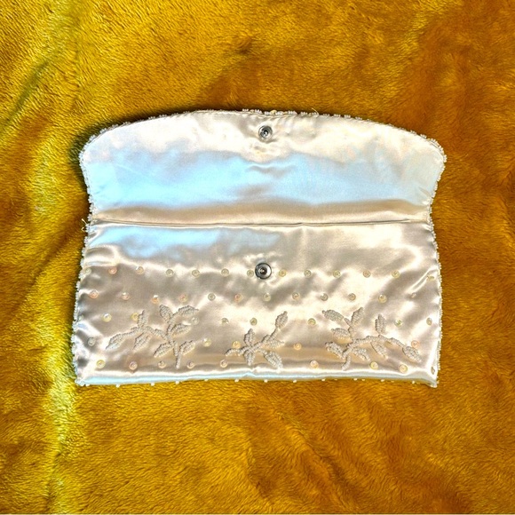 True Vintage Ladies Cream Iridescent Clutch with Shimmery Finish Sequins & Beads - Picture 3 of 6